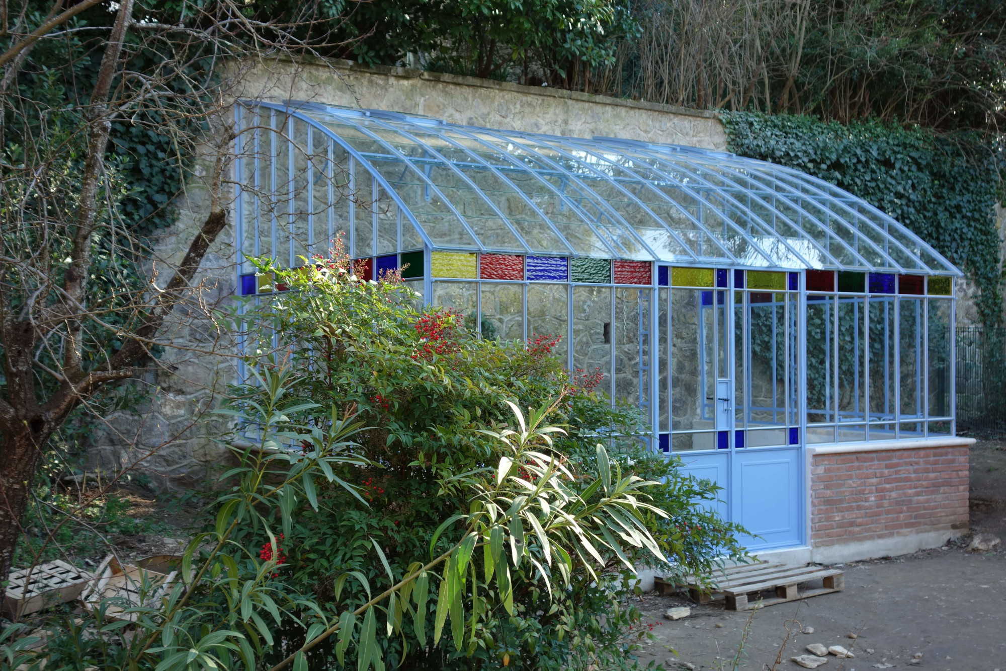 Serre adossée avec verre coloré