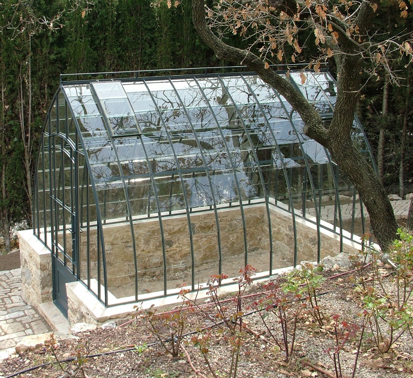 la serre Adèle trouve sa place dans votre jardin